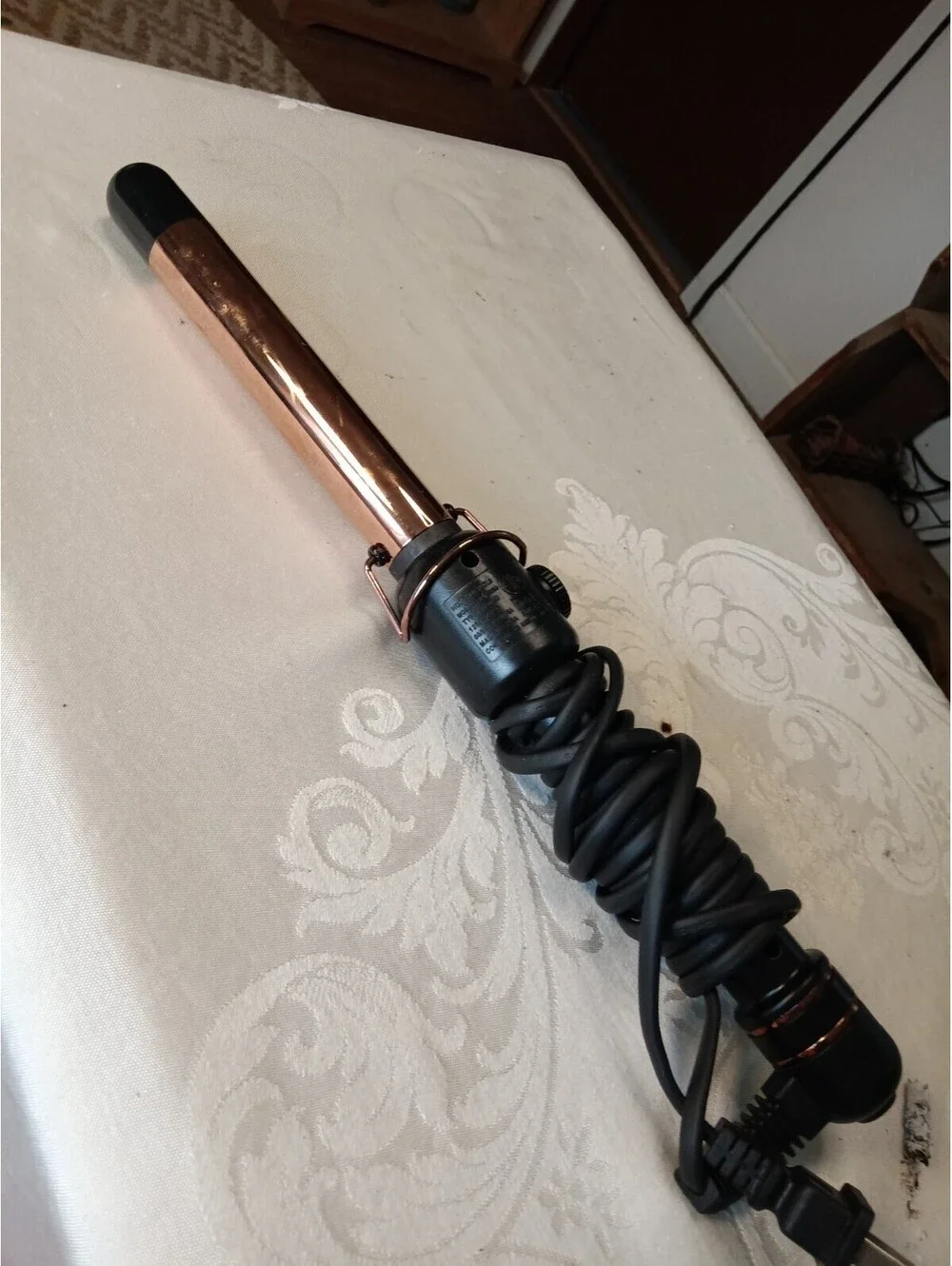 Hot Tools Pro Artist Curling Iron features a rose gold styling surface designed